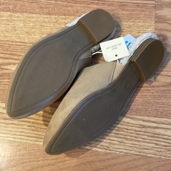 NWT Universal Thread Tan Zuri Slip On - Picture 2 of 3